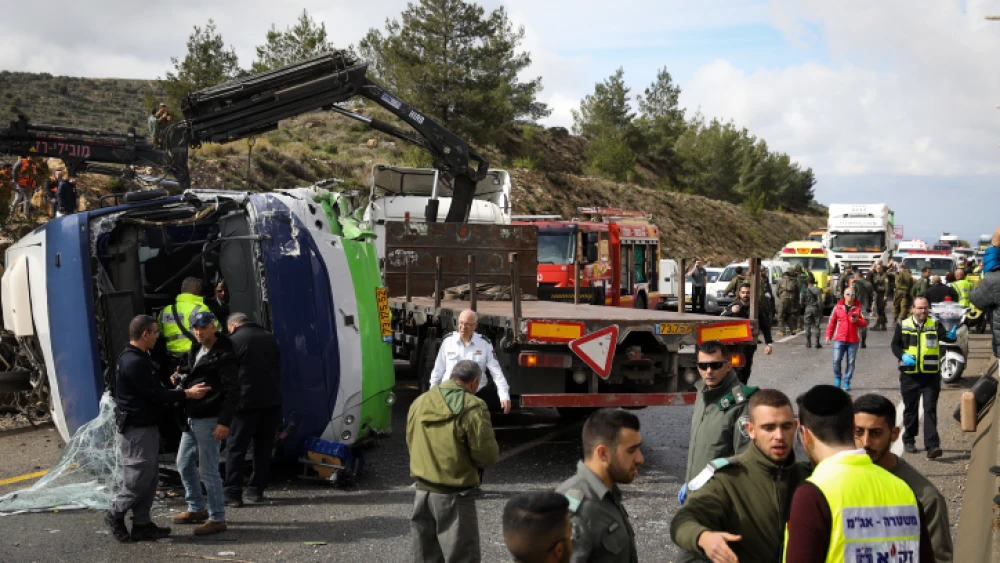 Israeli rescue forces and security forces at the scene of a car accident between a bus and a minivan on Road 433 near Modi’in on Feb. 10, 2019. Photo by Noam Revkin Fenton/Flash90.
