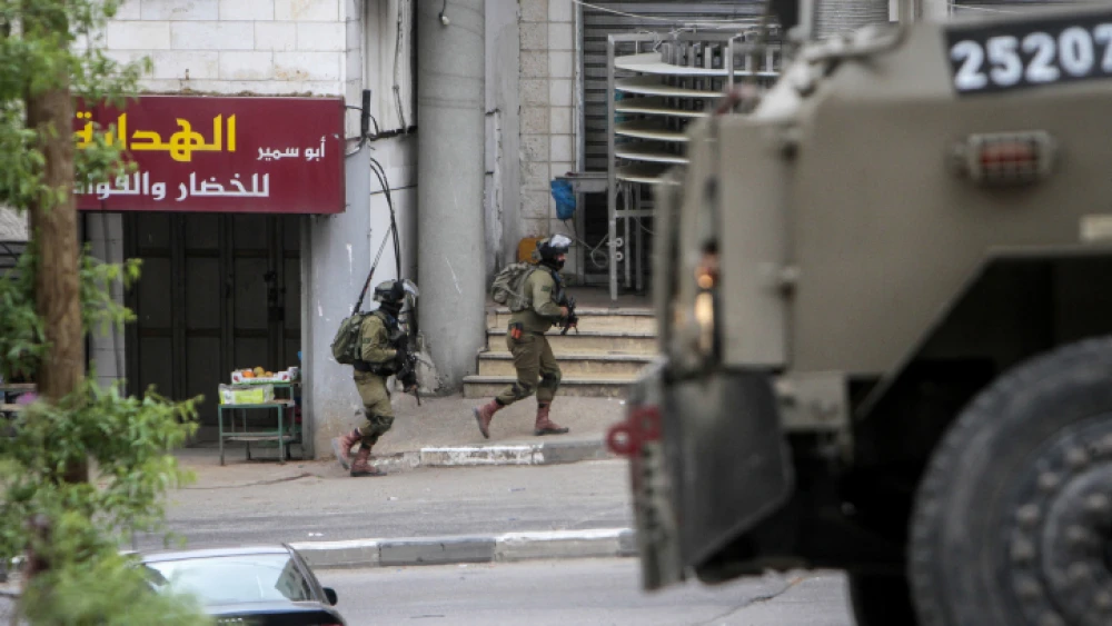 Palestinians clash with Israeli security forces near Joseph's Tomb, in Nablus, April 13, 2022. Photo by Nasser Ishtayeh/Flash90.