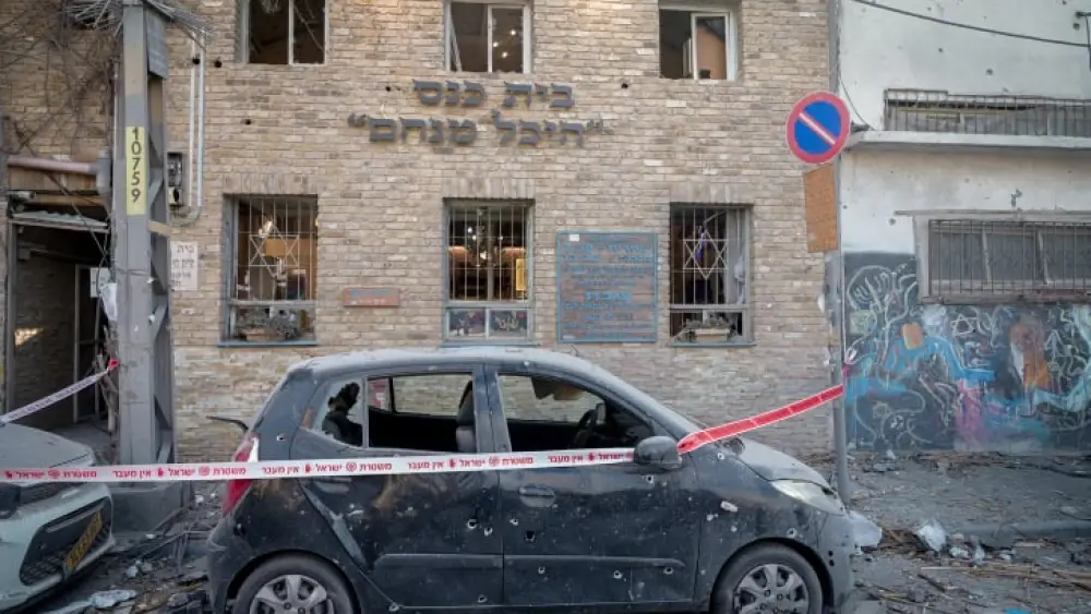 The aftermath of a rocket strike from the Gaza Strip in Tel Aviv's Florentin neighborhood, on Oct. 8, 2023. Photo by Avshalom Sassoni/Flash90.