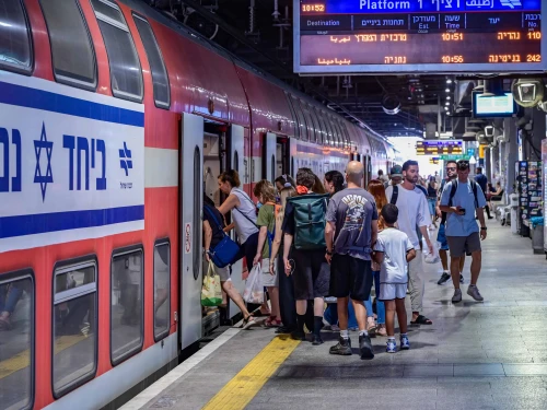 Passengers at an Israel Railways station in Tel Aviv, Aug. 25, 2025. Photo by Avshalom Sassoni/Flash90.