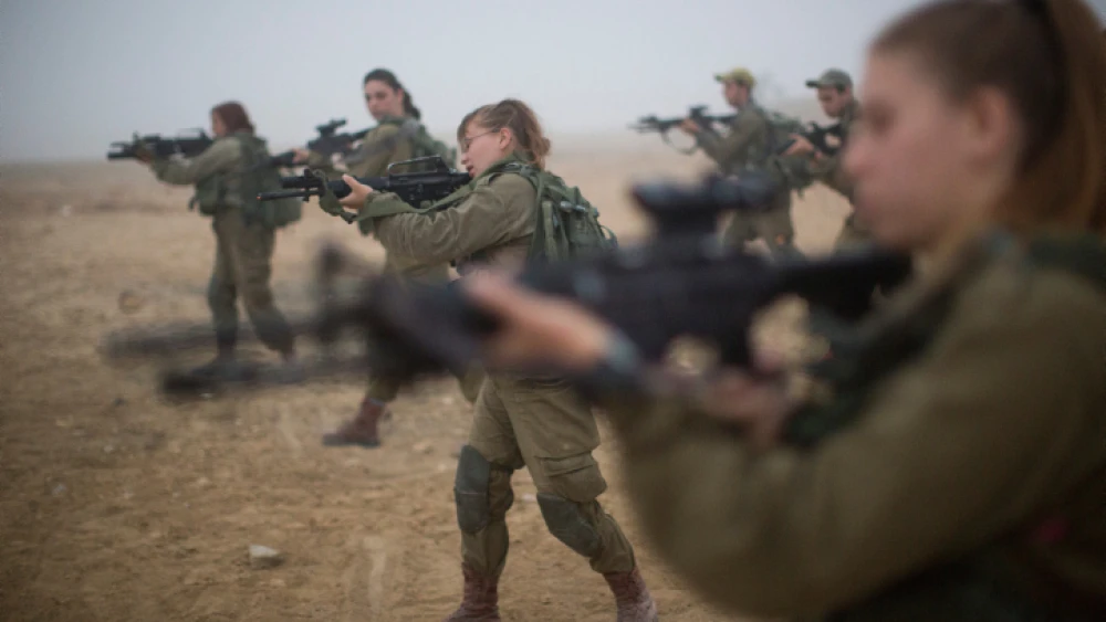 Soldiers of the IDF’s mixed-gender Bardales Infantry Battalion prepare for urban-warfare training on a foggy morning in southern Israel, July 13, 2016. Photo by Hadas Parush/Flash90.