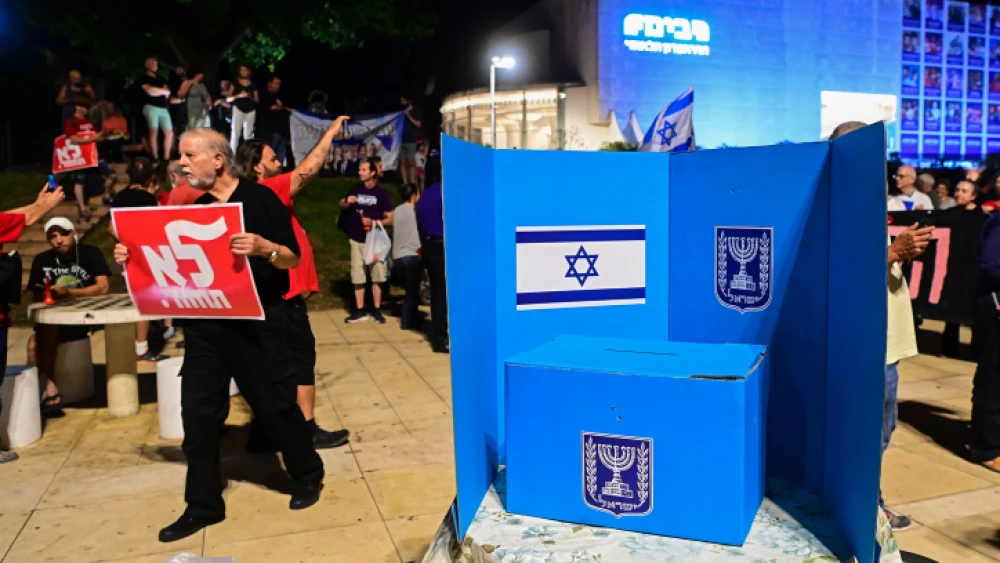 Protesters for and against Likud Party and opposition leader Benjamin Netanyahu at Habima Square in Tel Aviv, Oct. 1, 2022. Photo by Avshalom Sassoni/Flash90.