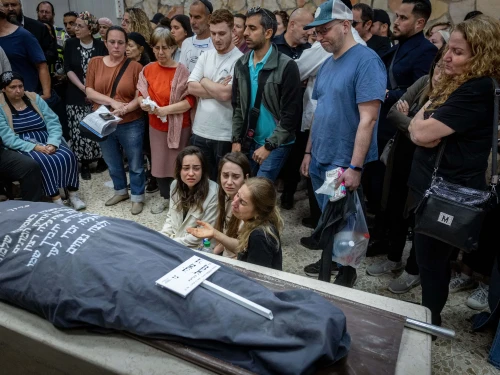 Mourners attend the funeral of Tzeela Gez, who was murdered in a terrorist shooting on Route 446 in Samaria, at the Har HaMenuchot Cemetery in Jerusalem, May 15, 2025. Photo by Chaim Goldberg/Flash90.