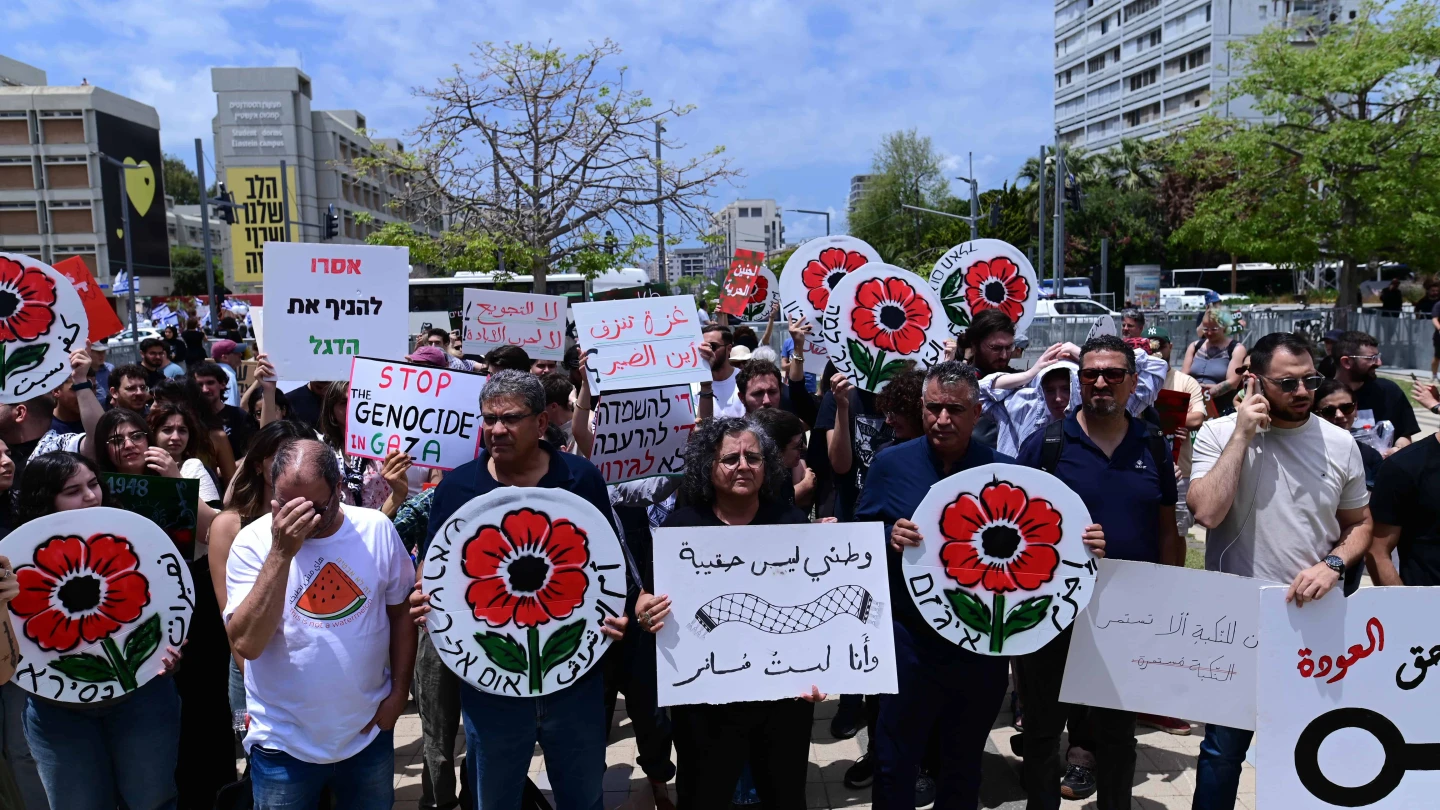 Israeli right-wing activists of the Im Tirzu movement demonstrate next to Arab Israelis and Israeli left-wing activist students, during a rally marking Nakba Day at Tel Aviv University on May 14, 2025. Photo by Tomer Neuberg/Flash90.
