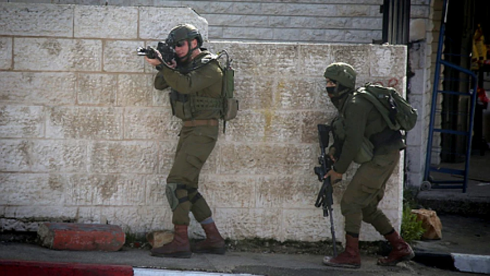 Israeli soldiers conduct a search for Palestinian suspects of a terror attack in the West Bank city of Ramallah on Dec. 10, 2018. The day beforehand, on Dec. 9, seven Israelis were injured in the drive-by shooting attack near Ofra, one of them a pregnant woman. Photo by Flash90.