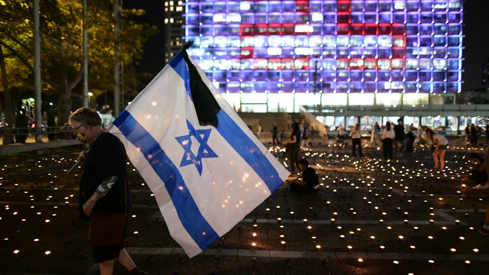 Israelis at a display of 25,000 memory candles in honor of the 25th Memorial Day for the assassination of Prime Minister Yitzhak Rabin at Rabin Square in Tel Aviv on Oct. 29, 2020. Photo by Tomer Neuberg/Flash90.