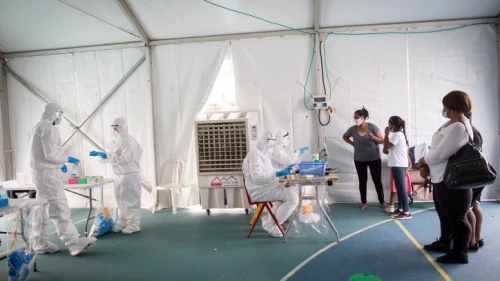 Magen David Adom medical workers test residents of southern Tel Aviv at a temporary site in southern Tel Aviv on June 2, 2020. Photo by Miriam Alster/Flash90.