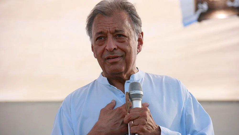 Zubin Mehta conducts an open-air concert by the Israel Philharmonic Orchestra near the border with Gaza to show solidarity with Israel Defense Forces’ soldier Gilad Shalit, who had been taken captive by Hamas, July 5, 2010. Credit: Itzik Edri via Wikimedia Commons.