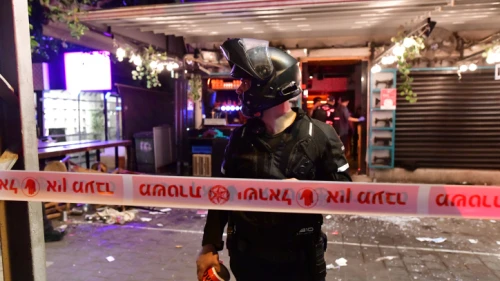 Police and rescue workers at the scene of a deadly terror attack on Dizengoff Street in Tel Aviv on April 7, 2022. Photo by Avshalom Sassoni/Flash90.