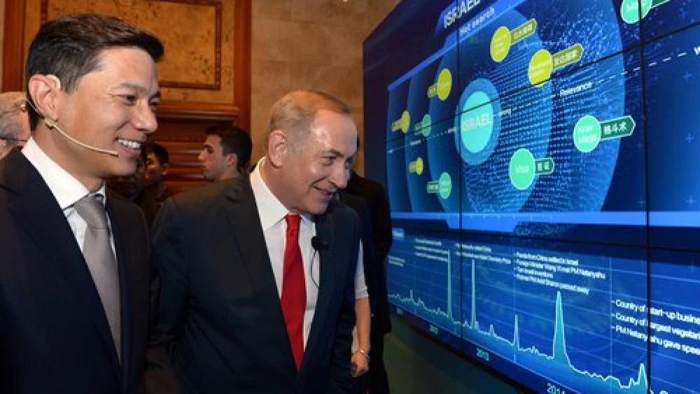 Israeli Prime Minister Benjamin Netanyahu (center) with Chinese Internet entrepreneur Robin Li in Beijing on March 21, 2017. During his trip to China, Netanyahu met with the heads of nearly a dozen of that country’s largest corporations about investment in Israel. Photo by Haim Zach/GPO.