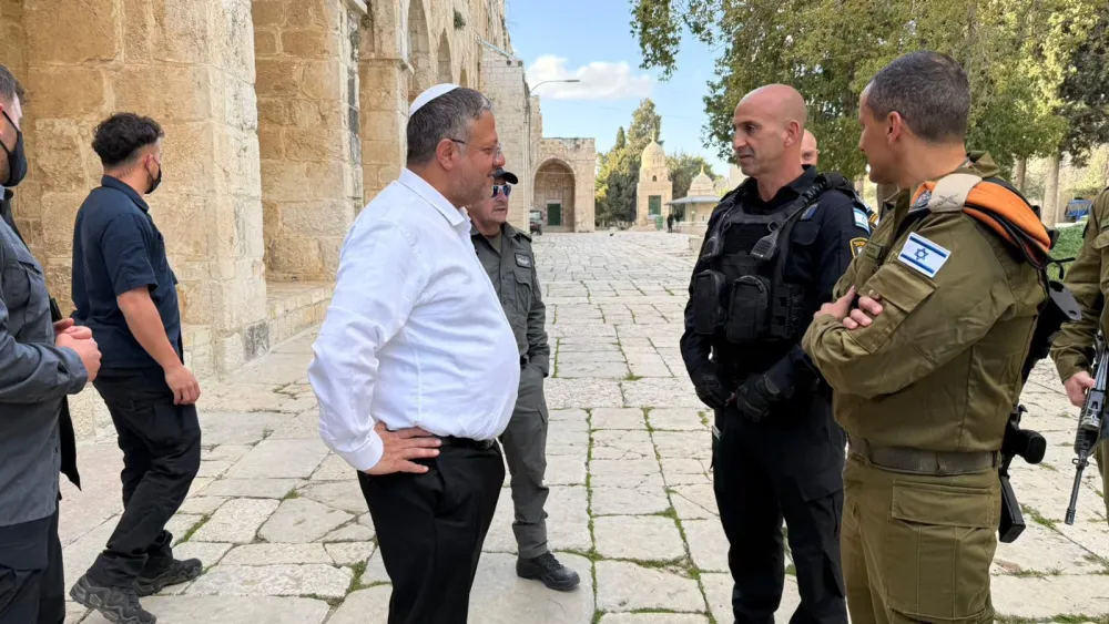 National Security Minister Itamar Ben Gvir on the Temple Mount with senior police and IDF Homefront Command officers, April 7, 2026. (Otzma Yehudit)
