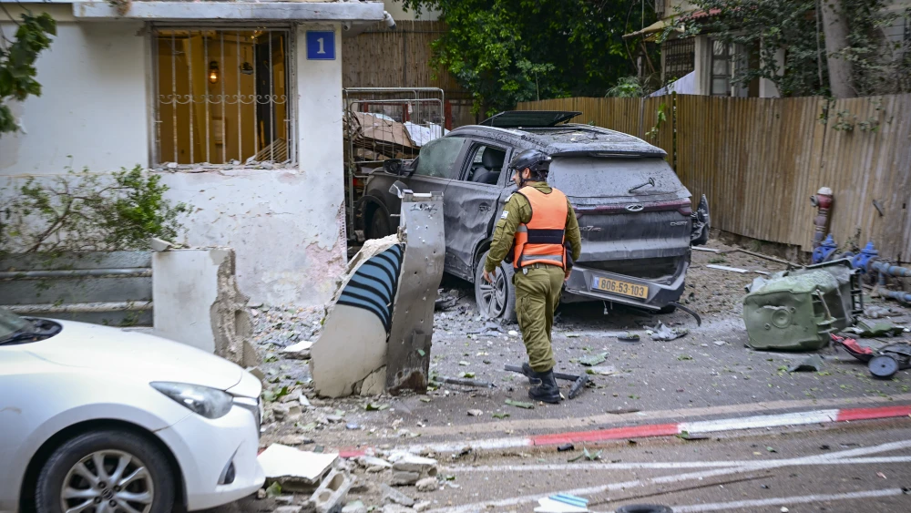 Israeli security and rescue forces at the scene where a missile fired from Iran toward Israel caused damage in Tel Aviv, on April 1, 2026. Photo by Avshalom Sassoni/Flash90.
