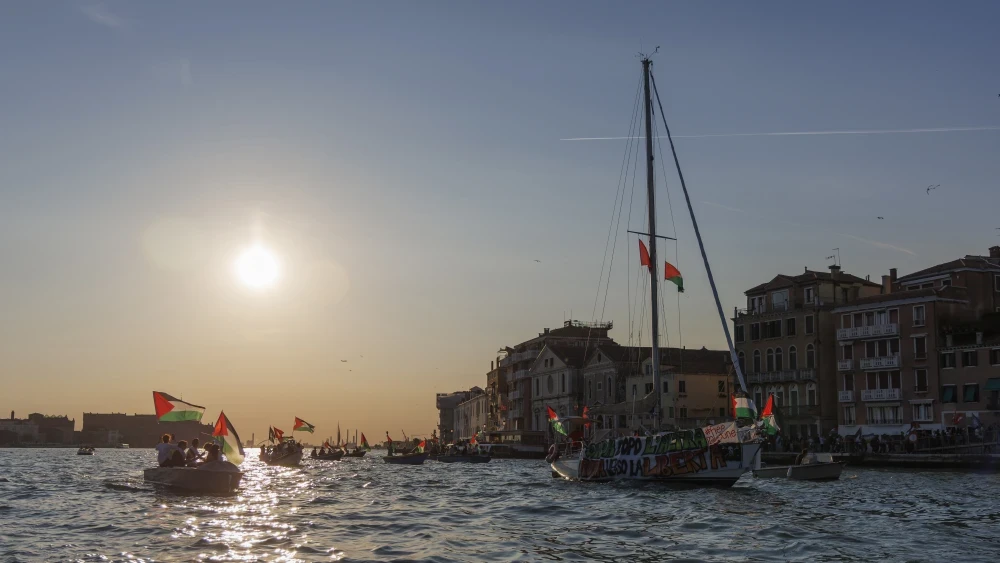 Un velero cerca de la Plaza de San Marcos, rumbo a la ‘Misión de Primavera 2026’ de la Flotilla Global Sumud, en Venecia, Italia, 18 de abril de 2026. Crédito: Stefano Mazzola / Getty Images.