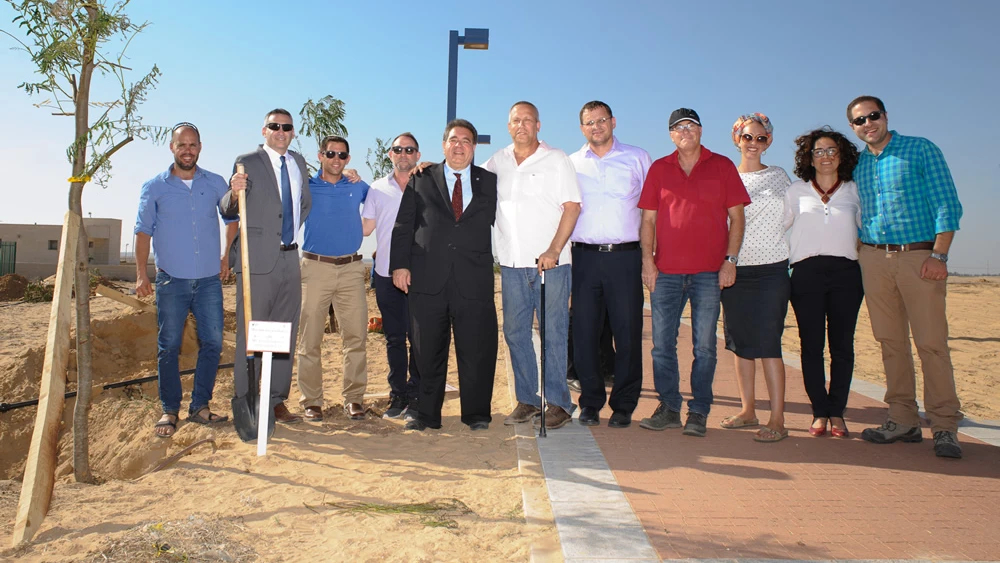Members of Jewish National Fund-USA’s executive management team, along with JNF partners and local leadership of the Eshkol Regional Council, plant trees in the wake of the recent destruction of agricultural lands in the Halutza communities, 2018. Credit: Jewish National Fund-USA.
