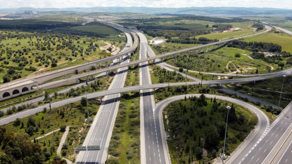 Highway 1 between Jerusalem and Tel Aviv during a countrywide lockdown due to the coronavirus epidemic, April 8, 2020. Photo by Danny Meron/Flash90.