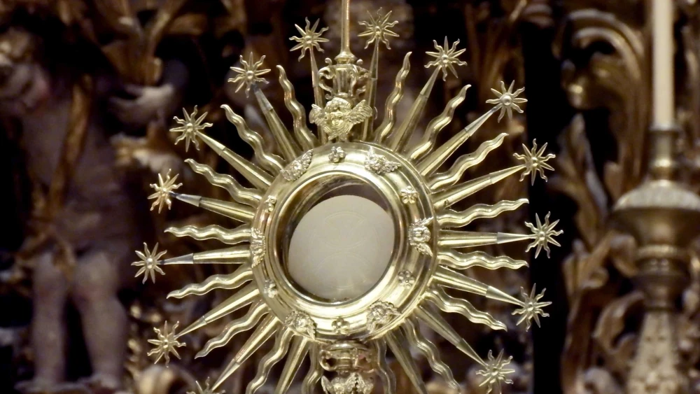 Golden monstrance. Credit: David Eucaristía/Pexels.