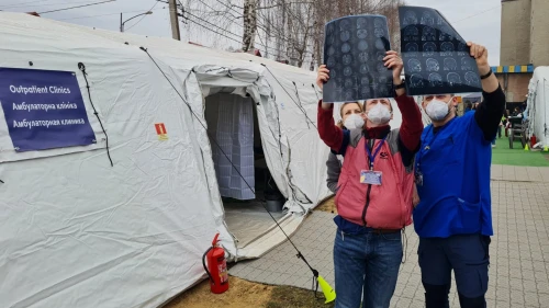 Doctors at the Israeli field hospital in Ukraine evaluating MRI images, March 2022. Photo by Naama Frank Azriel.