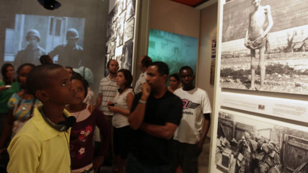 Sudanese refugees, who arrived in Israel in the wake of Darfur genocide, visit Yad Vashem, the Holocaust history museum in Jerusalem in 2009. Credit: Kobi Gideon/Flash90.