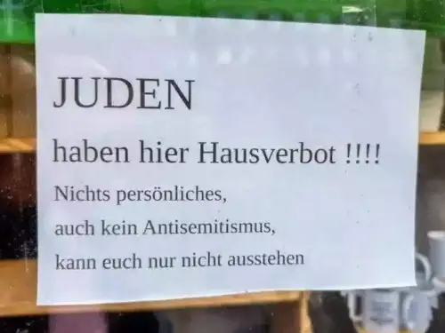 The 'No entry for Jews' sign posted by a German shopkeeper in Flensburg, Sept. 18, 2025. Credit: Israel Hayom.
