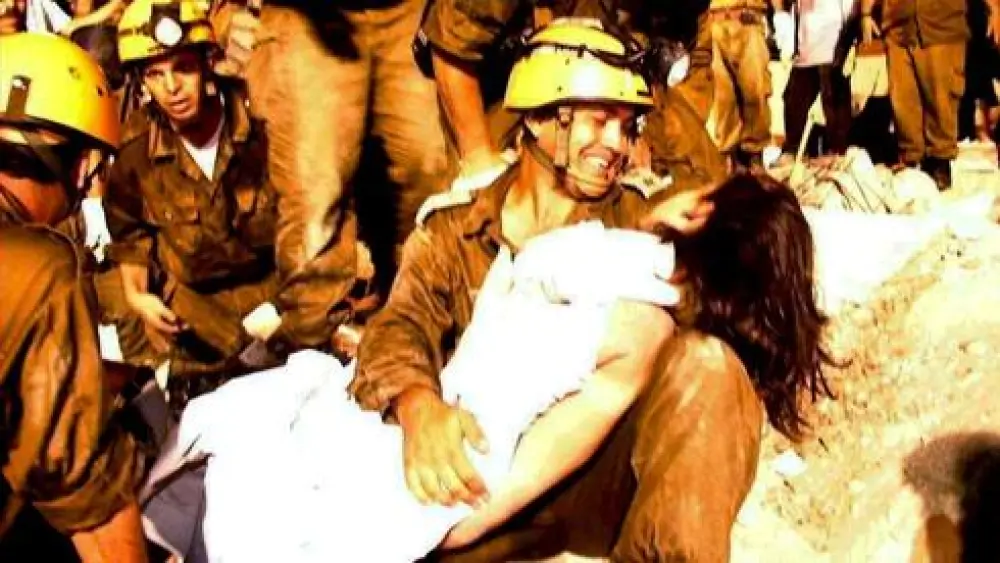 An IDF officer treats an injured woman in Mexico City in 1985. Credit: IDF.