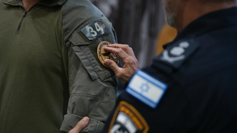 A graduate receives the badge of the Israel Border Police’s National Counterterrorism Unit (Yamam) at the unit’s base in central Israel on Sept. 22, 2026. Credit: Israel Police Spokesperson’s Unit.