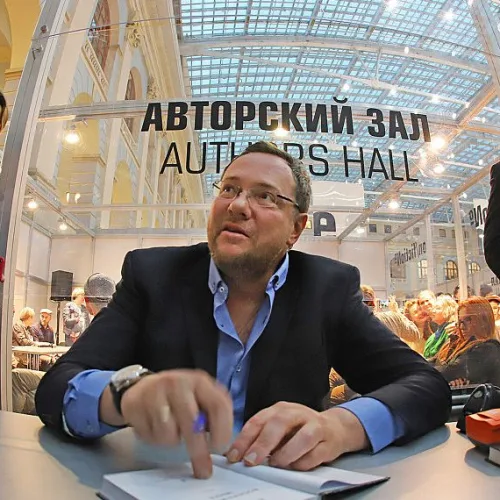 Alexander Ilichevsky signs books at a fair in Moscow. Credit: Vadim Brodsky.