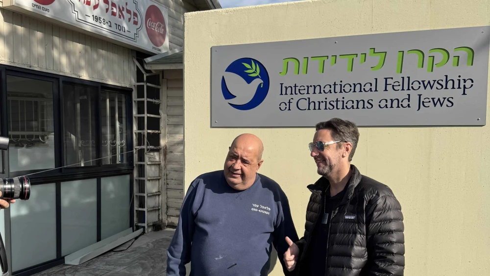 Speaking with the proprietor of a falafel shop outside an IFCJ bomb shelter in southern Israel. Photo by Ancho Gosh/IFCJ.