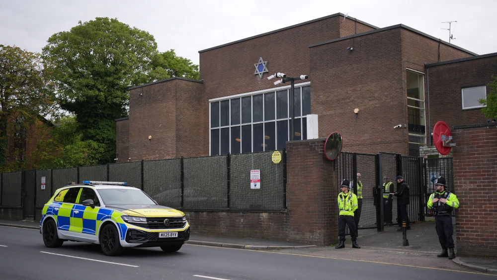 A Police presence outside Heaton Park Synagogue as members of the Jewish community mark Yom Kippur, on September 21, 2026 in Manchester, England. Photo by Christopher Furlong/Getty Images.