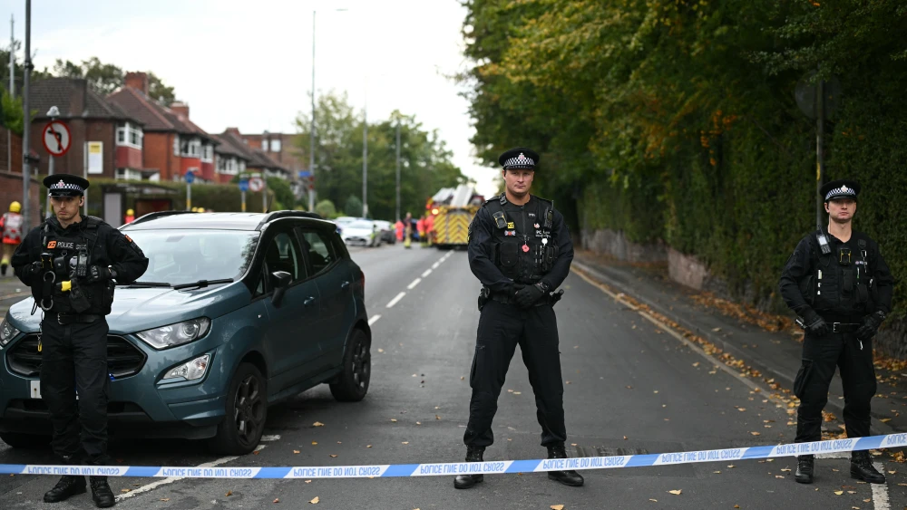 Police officers stand on duty at a cordon outside Heaton Park Hebrew Congregation synagogue in Crumpsall, north Manchester, on October 2, 2025. Photo by OLI SCARFF/AFP via Getty Images.