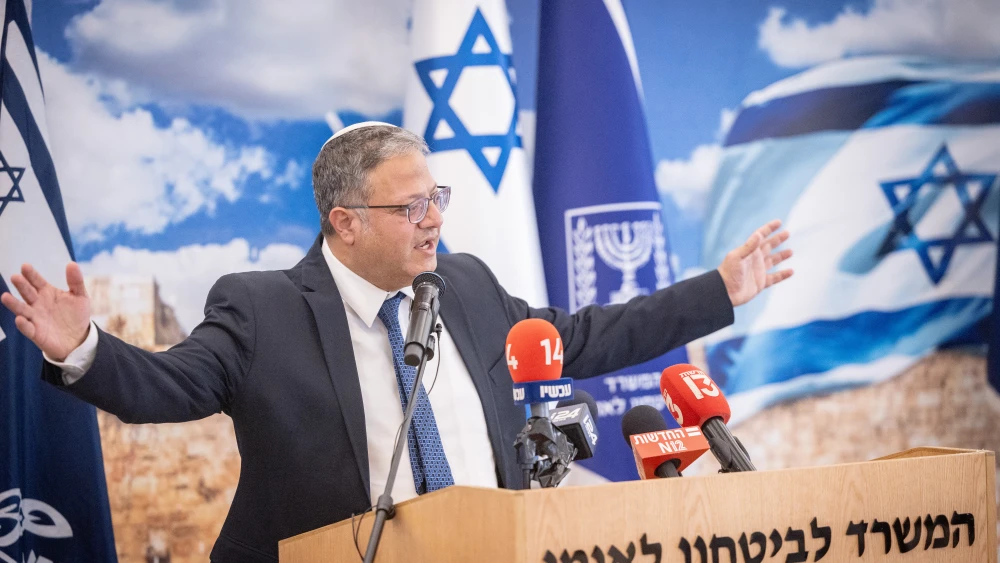 Newly appointed Israel Prison Service chief Kobi Yaakobi and Israeli minister of Nationl Security Itamar Ben Gvir at a ceremony at the Ministry of National Security in Jerusalem. May 27, 2024. *** Local Caption *** איתמר בן גביר השר לביטחון לאומי קובי יעקובי משטרה מינוי המשרד לביטחון לאומי נציב שב״ס