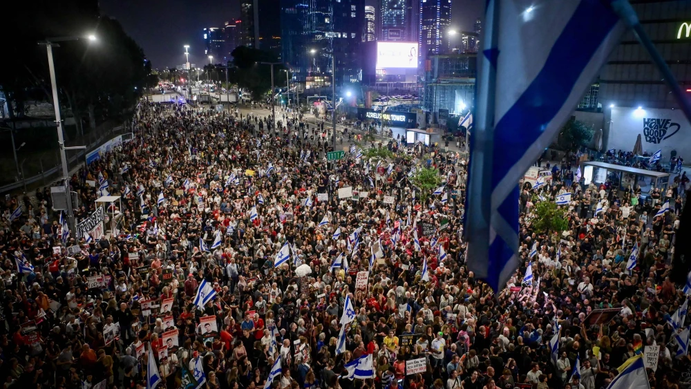 Demonstrators protest calling for the release of Israeli hostages held in the Gaza Strip and against the current Israeli government outside Hakirya Base in Tel Aviv, April 27, 2024. Photo by Avshalom Sassoni/Flash90 *** Local Caption *** מלחמה חטופים משפחות תל אביב חרבות ברזל מלחמה נשים קריה הקריה הפגנה