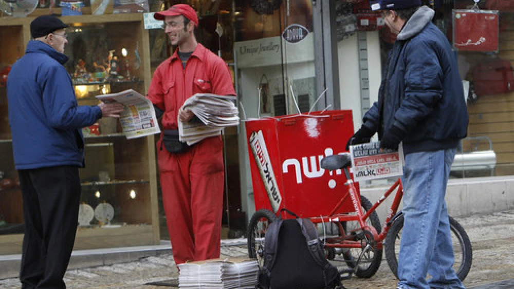 Distribution of the free newspaper Israel Hayom on Ben Yehuda Street in Jerusalem. Credit: Miriam Alster/Flash90.