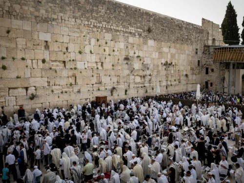 Jews at the Western Wall in Jerusalem during the Priestly Blessing for Passover, April 18, 2022. Photo by Yonatan Sindel/Flash90.