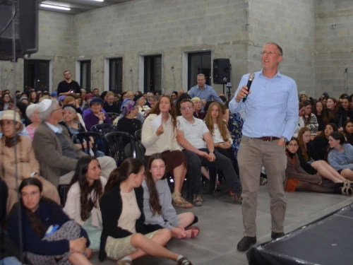 Rabbi Leo Dee speaks at the Shirat Lucy Events Hall in Efrat to commemorate the lives of his wife, Lucy, and daughters Miai and Rina, who were killed in a terrorist attack on April 7, 2023. Credit: Courtesy.