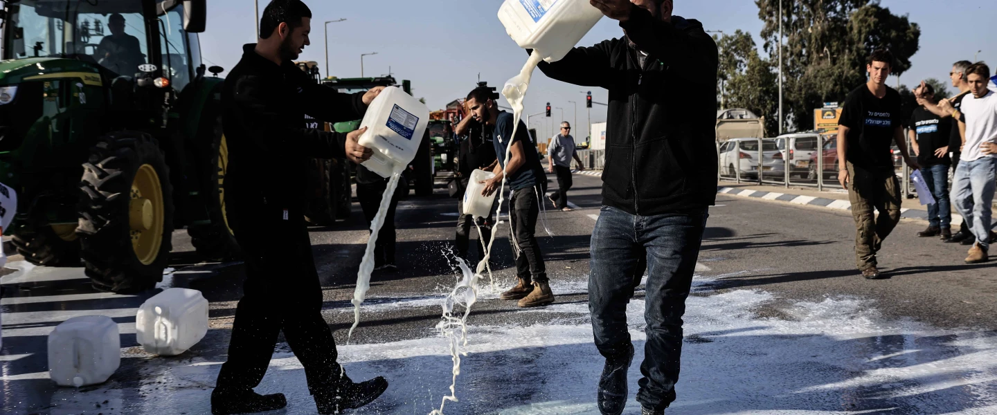 Farmers from the western Negev block Gilat Junction in protest of proposed dairy reforms. January 05, 2026. Photo by Tsafrir Abayov/FLASH90 *** Local Caption *** חקלאים צומת גילת מחאה נגד רפורמת החלב הפגנה