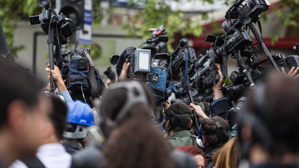 Journalists, TV cameras. Credit: Engin_Akyurt/Pixabay.