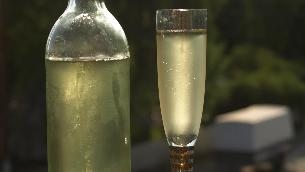 Sparkling wine. Credit: Grapetonix/CC Attribution, Tobias Radeskog via Wikimedia Commons.