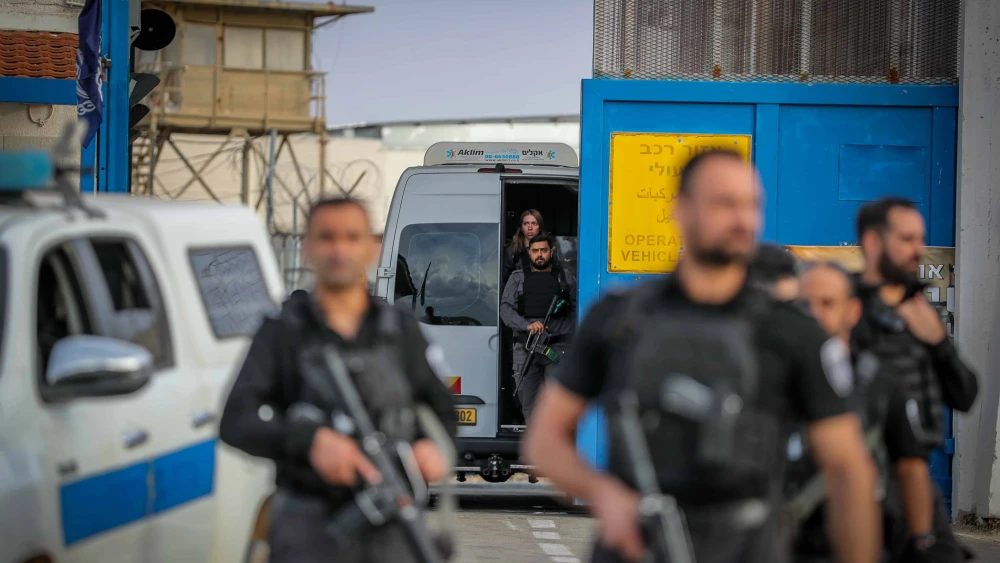 Guards escort Palestinian terrorists arriving at Ofer Prison, southwest of Ramallah, being released as part of a deal between Israel and Hamas, Nov. 25, 2023. Photo by Jamal Awad/Flash90.