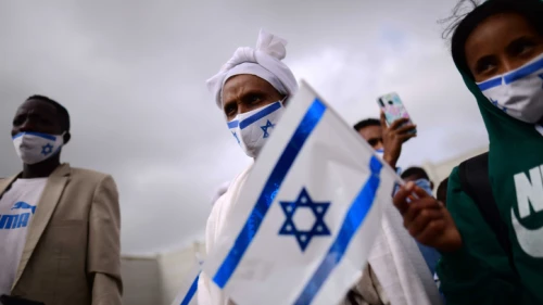 Members of the Ethiopian Falashmura community arrive at Ben-Gurion Airport, on March 11, 2021. Photo by Tomer Neuberg/Flash90.
