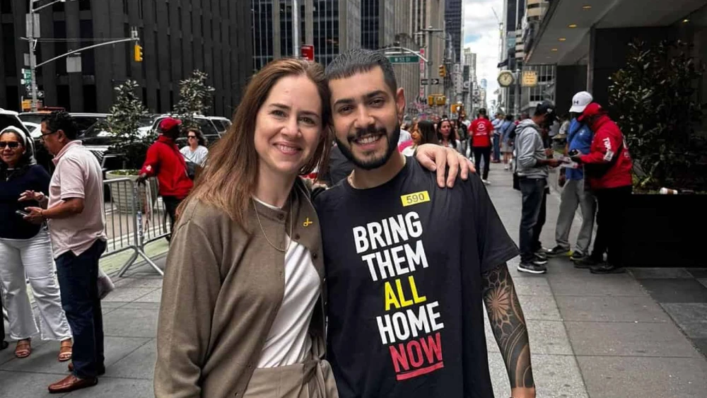 A former hostage alongside the doctor who treated him: Eliya Cohen, who was abducted from the Nova music festival and held captive for 505 days, meets Prof. Noa Eliakim-Raz of Beilinson at the Celebrate Israel Parade in New York, May 18, 2025. Credit: Courtesy of Prof. Noa Eliakim-Raz.