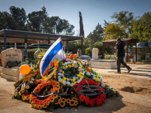 Mourners at the grave of murdered Israeli hostages Shiri Bibas and her children Ariel and Kfir at the cemetery in Tzohar in the Negev, Feb. 26, 2025. Photo by Chaim Goldberg/Flash90.