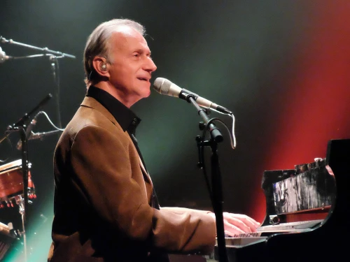 Israeli musician Matti Caspi performs in Gush Etzion, Judea, on Dec. 10, 2015. Photo by Gershon Elinson/Flash90.