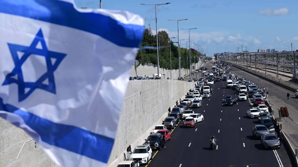 People stand still in Tel Aviv as a two-minute siren is sounded across Israel to mark Holocaust Remembrance Day, May 6, 2024. Photo by Tomer Neuberg/Flash90.