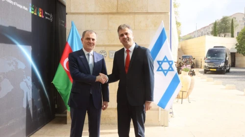 Israeli Foreign Minister Eli Cohen (right) greets his Azerbaijani counterpart Jeyhun Bayramov in Jerusalem on March 29, 2023. Photo by Miri Shimonovich/Israel Foreign Ministry.