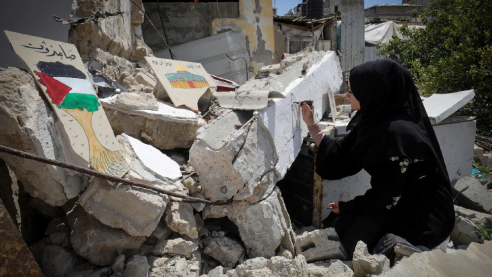 Palestinian artist Saja Moussa (26) turns the ruins of her house, destroyed during the 11-day war between Israel and terrorist groups in Gaza, into paintings, in Rafah, southern Gaza Strip, on June 14, 2021. Photo by Abed Rahim Khatib/Flash90.