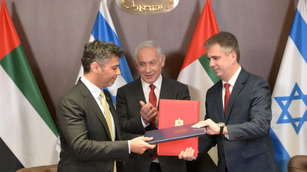 Israeli Foreign Minister Eli Cohen (right) and UAE Ambassador Mohamed Al Khaja sign a customs deal in the presence of Prime Minister Benjamin Netanyahu, March 26, 2023. Photo by Amos Ben-Gershom/GPO.