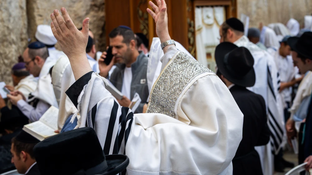 Jewish worshippers pray at the Western Wall, Judaism's holiest prayer site, in Jerusalem's Old City, during the Cohen Benediction priestly blessing at the Jewish holiday of Sukkot, October 09, 2025. Photo by Oren Ben Hakoon/Flash90 *** Local Caption *** כתל דת כהנים יהדות טלית טליתות רחבת הכותל המערבי ברכת כוהנים חג סוכות