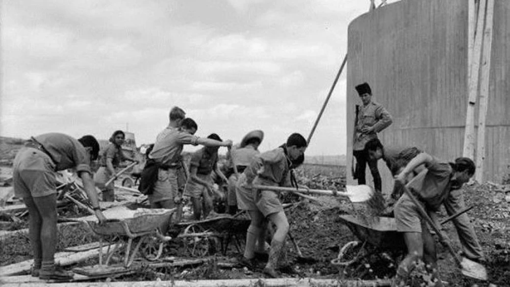 Jerusalem youth working in the Talpiot neighborhood, April 1938. Credit: Avraham Malavsky, KKL-JNF Photo Archive,