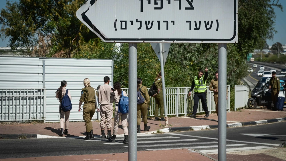 Police at the scene of a stabbing attack at the entrance to Tzrifin military base in central Israel, where two Israeli soldiers were injured, one of them in serious condition. April 4, 2023. Photo by Avshalom Sassoni/Flash90.