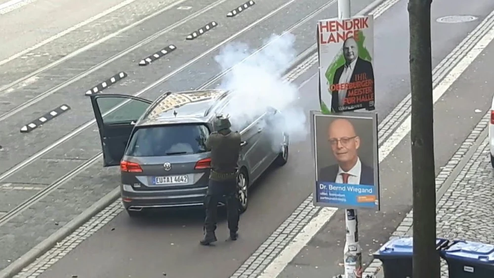 A man identified by German police as Stephan Balliet, 27, opens fire near a Turkish restaurant in the German city of Halle, on Yom Kippur, Oct. 9, 2019. Source: Screenshot.